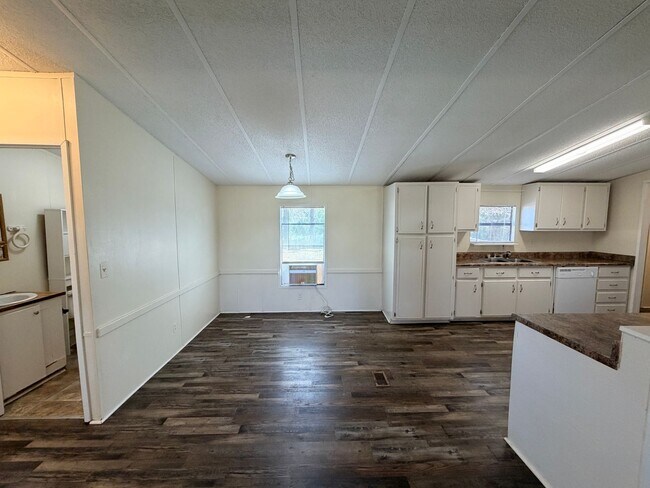 Foto del edificio - 3BD/1B Manufactured Home off of Bemiss Rd.