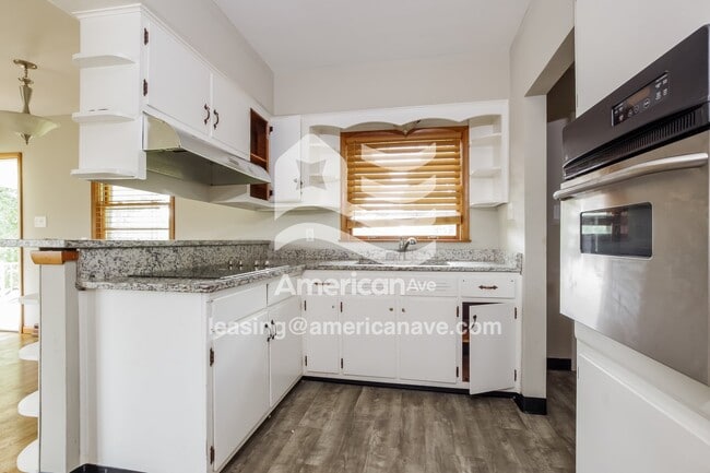 Foto del edificio - 4728 Roosevelt Ave