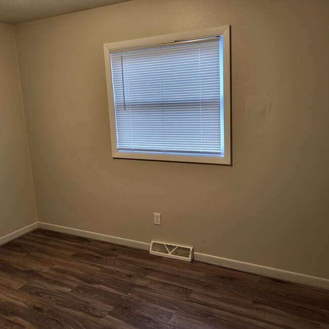 Building Photo - 406 Walker Dr