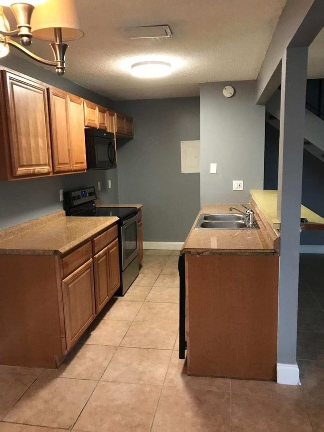 Building Photo - 2 br, 1 bath House - 834 E. TIFFANY DR #2