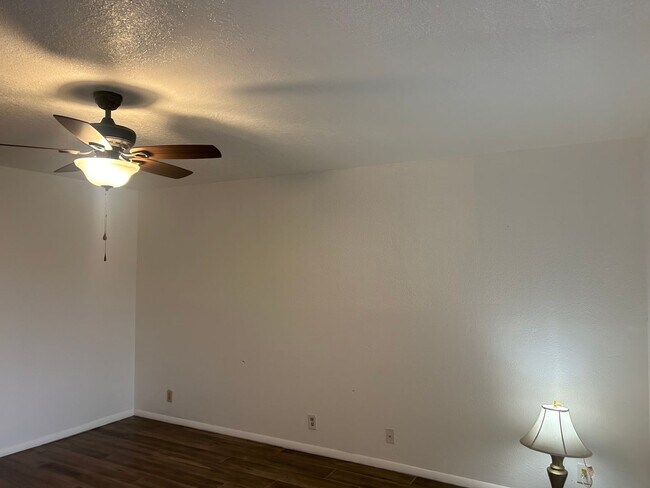 Building Photo - CLEAN 2 BEDROOM TOWNHOME READY TO MOVE IN!