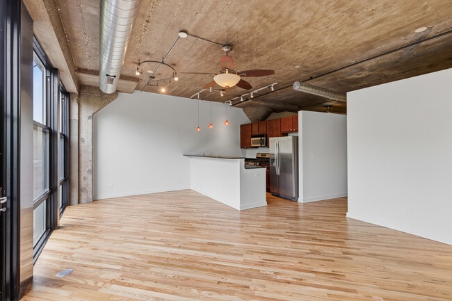 Building Photo - 1071 W 15th St