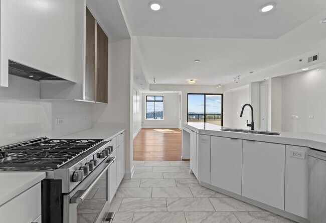 Building Photo - 717 Riverside Dr