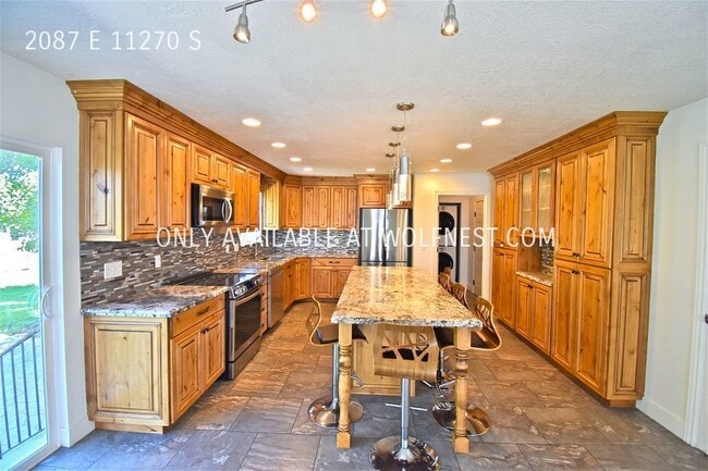 Foto del edificio - Gorgeous 4 Bedroom Sandy Home! No Deposit ...