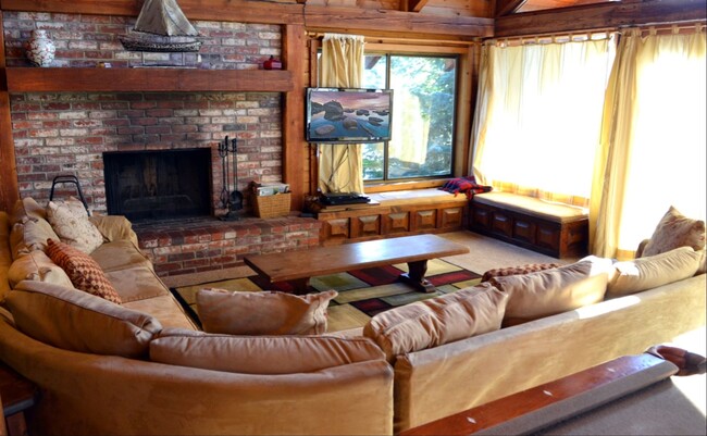 Building Photo - 3BR + loft and 2Ba! w/private boat dock, a...