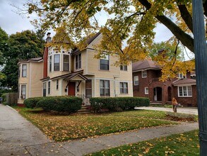 Building Photo - 556 College Ave SE