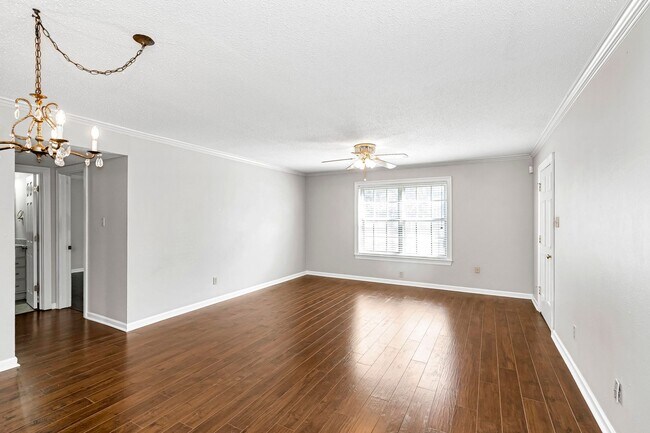 Foto del edificio - 3 Bedroom Townhome off Lobdell Near Towne Center| Community  Pool