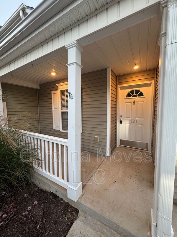Building Photo - 121 Pine Walk Dr