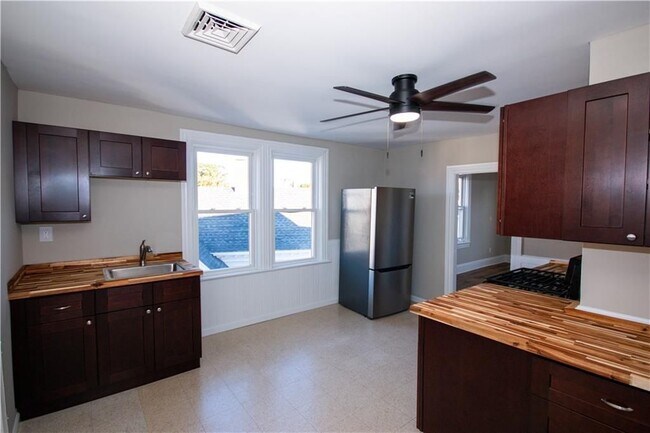 Building Photo - 370 Park Pl