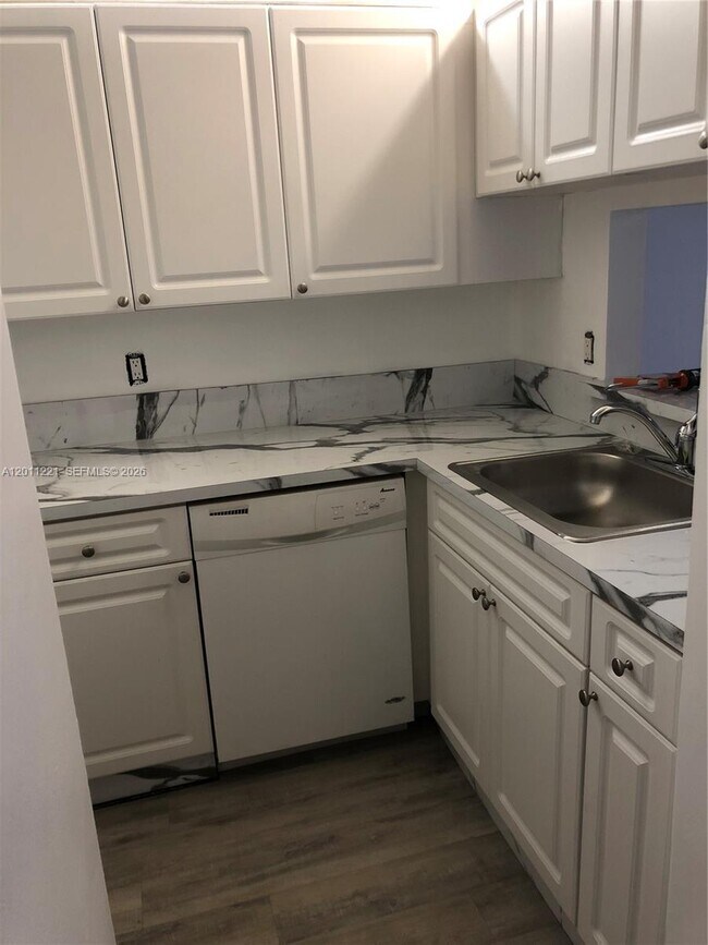 Foto del edificio - 1027 Twin Lakes Dr