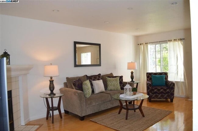 Foto del edificio - $3,490 / 3BR - 1383 S.F. GORGEOUS FREMONT ...