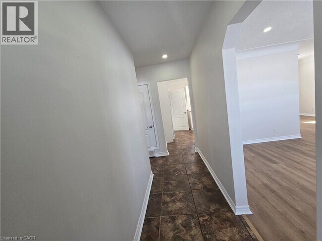 Photo du bâtiment - 8199 Twenty Rd E