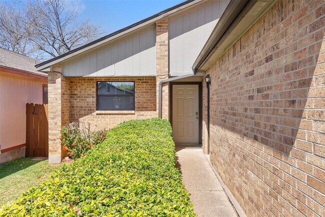 Foto del edificio - 410 Village Ln