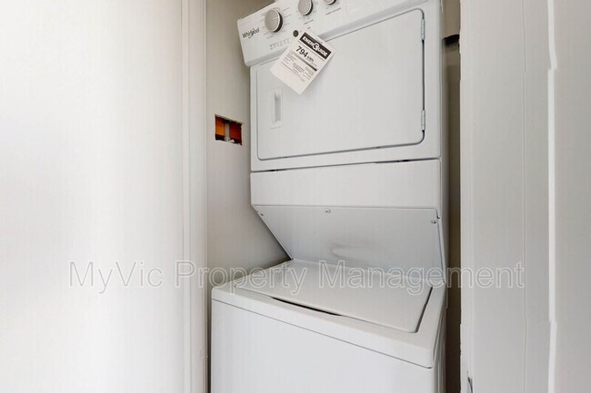 Photo du bâtiment - 8015-8102 102 St NW