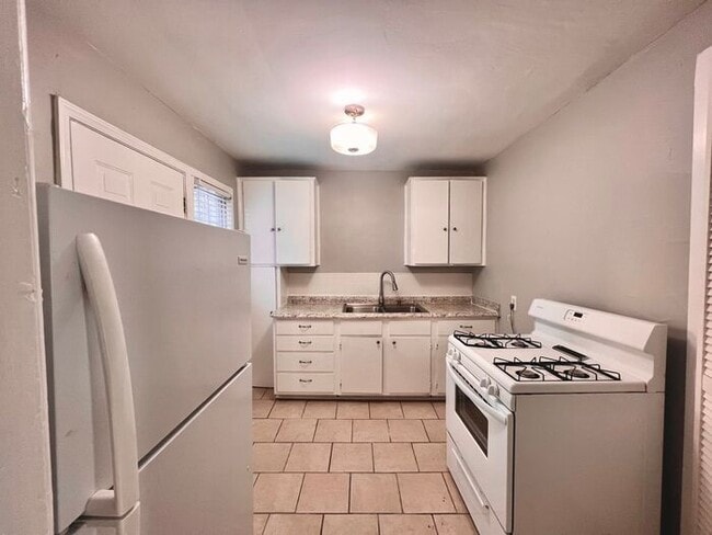 Building Photo - 1 bed/1bath apartment in Midtown (May Move...