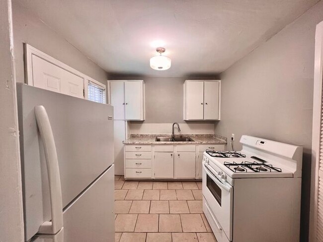 Building Photo - (NEW LISTING!) 1 bed/1bath apartment in Mi...