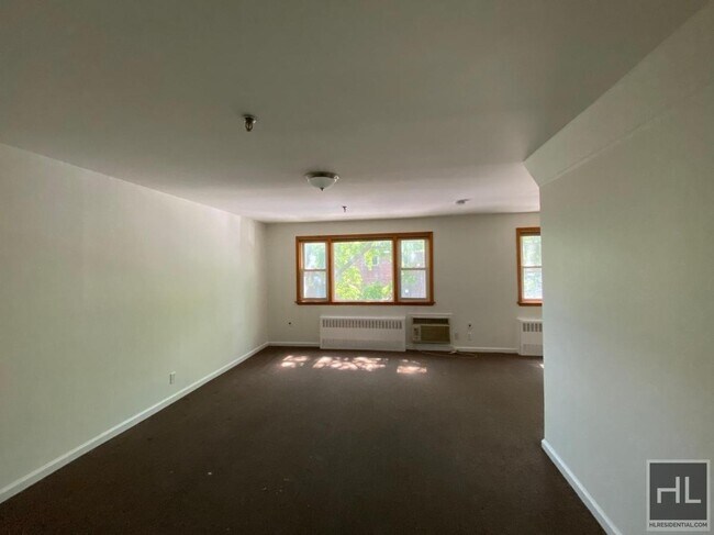 Foto del edificio - Spacious 3 bed 1 bath FLUSHING!!!
