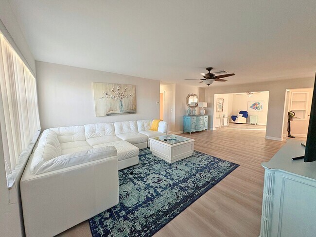 Foto del edificio - Spacious 3BR Home with Garage, Fenced Yard & Covered Patio in Seminole