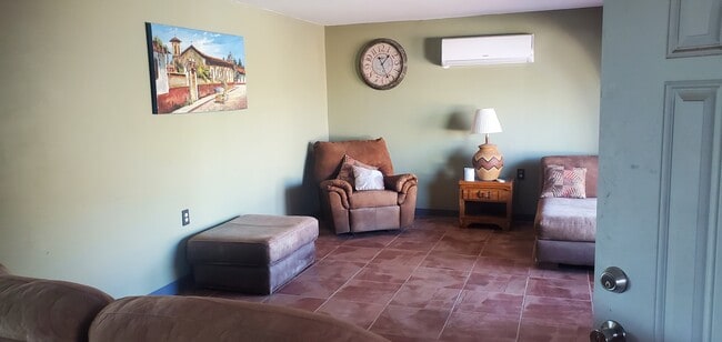 Foto del edificio - 1040 N Lyons Ave