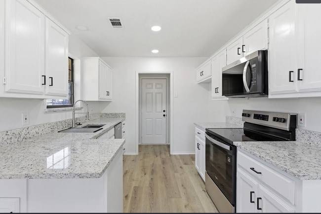 Building Photo - 220 Brook Cir