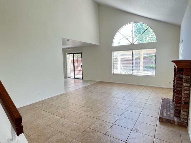 Building Photo - Spacious 3 bedroom, 2.5 bath duplex with private backyard for rent