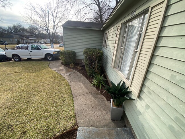 Front landscaping and driveway parking - 1609 Maple Dr