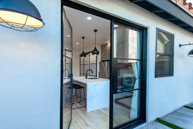 Foto del edificio - 18740 Merridy St