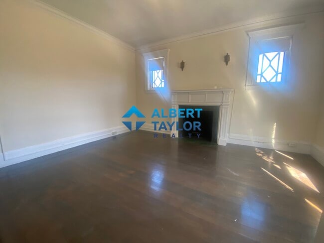 Building Photo - 458 Park Dr