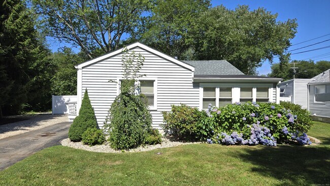 Foto del edificio - 36 Grove Beach Rd S