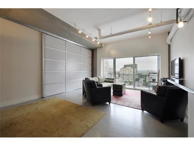 Building Photo - 800 Brazos St