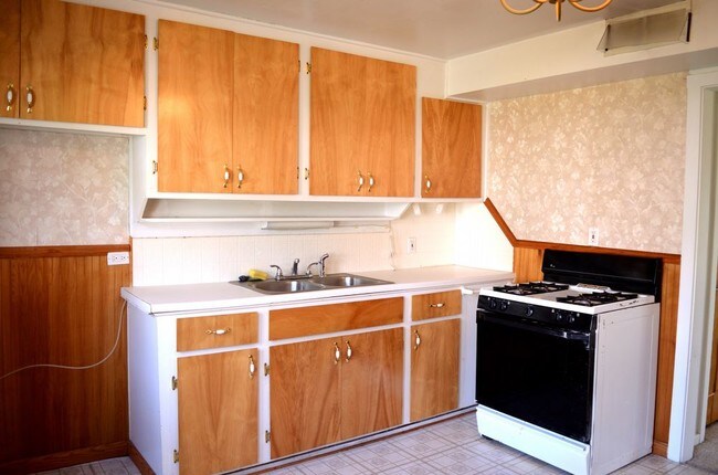 Building Photo - Beautiful unit of duplex