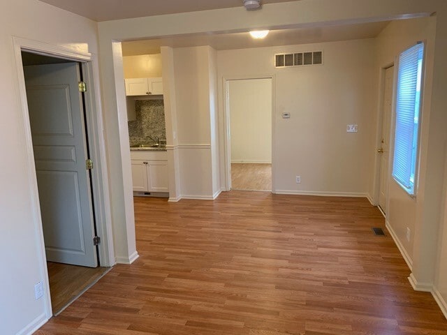 Building Photo - $910.00 - 2 Beds | 1 Bath House in Burton with a basement & deck