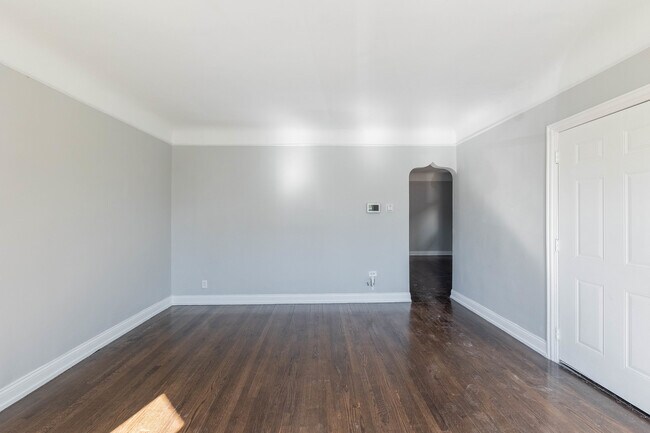 Building Photo - 6954 S Maplewood Ave