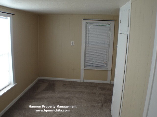 Foto del edificio - 1 Bed 1 Bath Apartment Near Douglas & West...