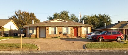 Building Photo - 714 San Saba Dr