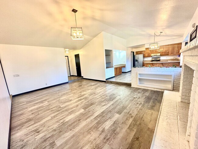 Foto del edificio - For lease: 3 Bed, 2 Bath Home in Northeast Joplin, MO - $1650.00/Mo| Indoor Storm Shelter/Fenced ...