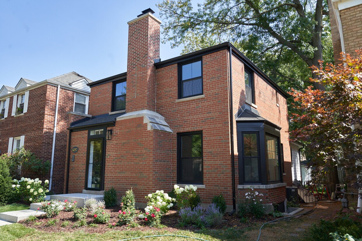Primary Photo - 6217 N Leona Ave