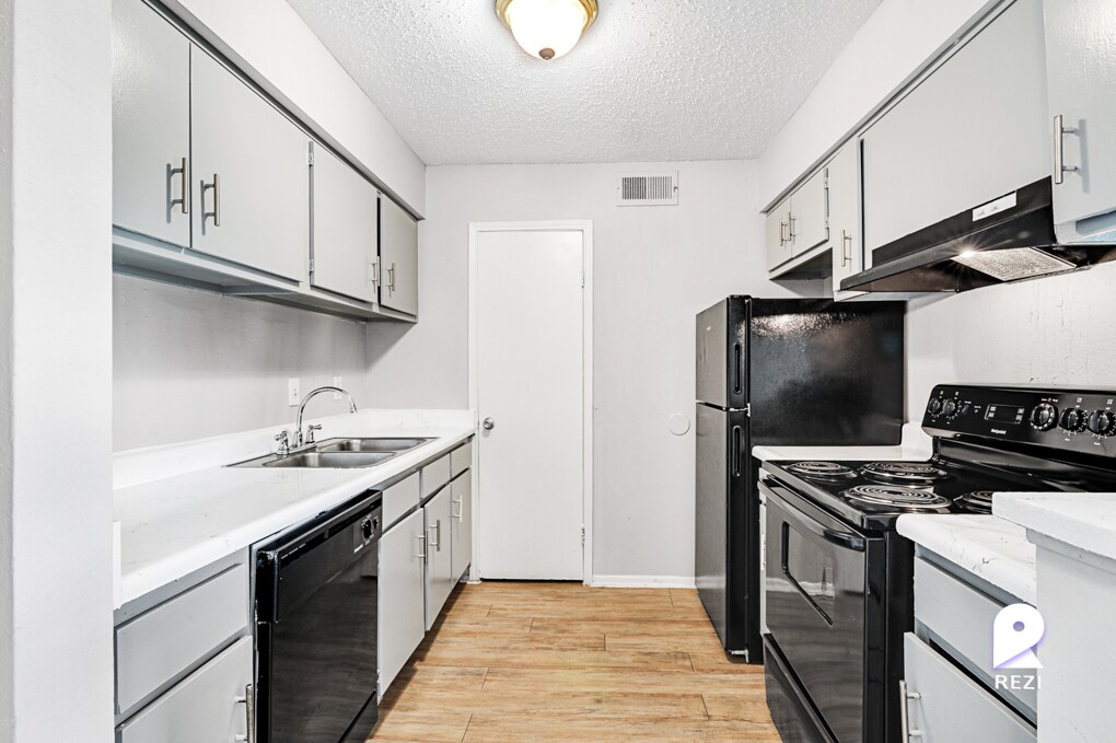 Primary Photo - 11810 Algonquin Dr