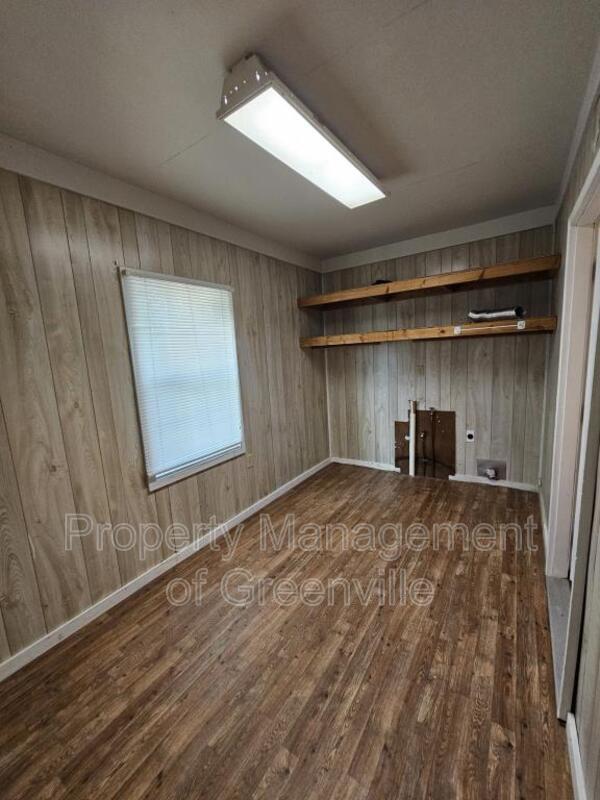 Foto del edificio - 411 Tanner Rd