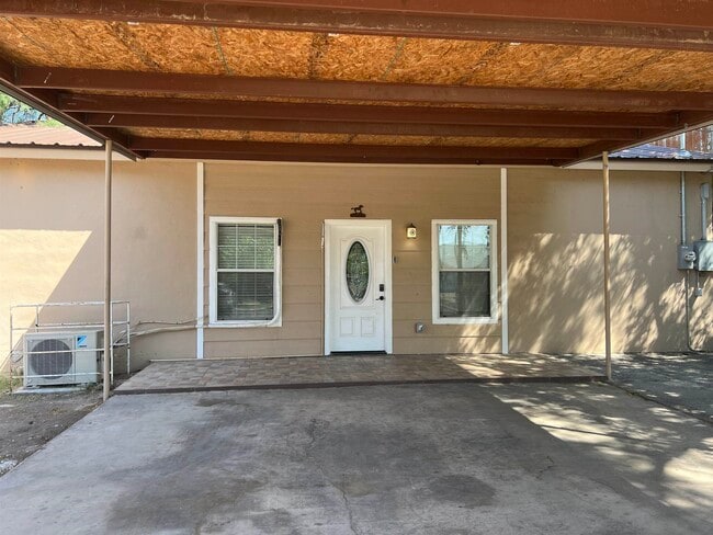 Building Photo - 208 W Chapoy St