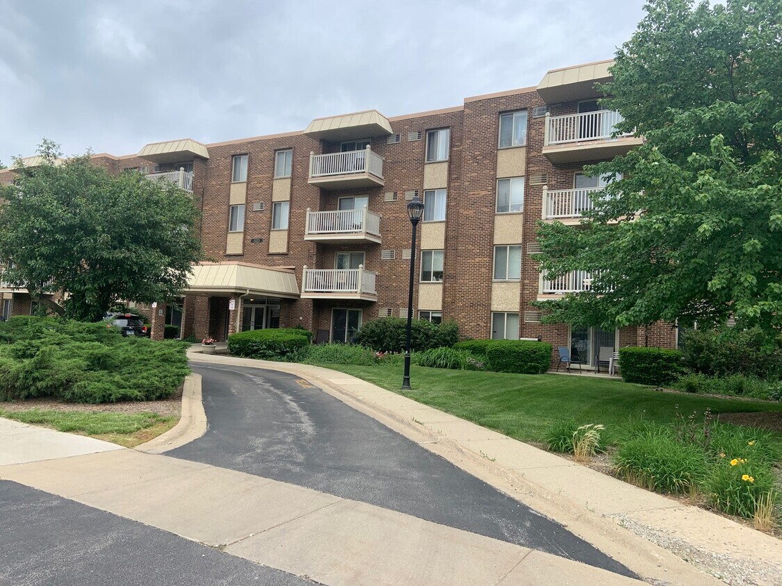 2423 N Kennicott Dr Unit 4D, Arlington Heights, IL 60004 Condo for