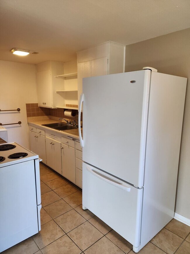 Foto del edificio - Spacious Lower Level Apartment Ready For R...