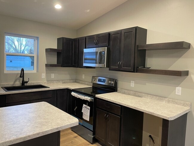 Building Photo - Charming Open Layout, Garage. PETS WELCOME