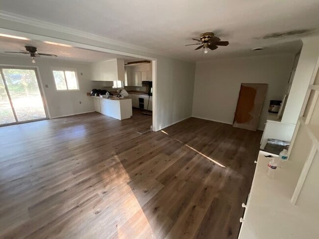 Building Photo - 131 Estates Ct