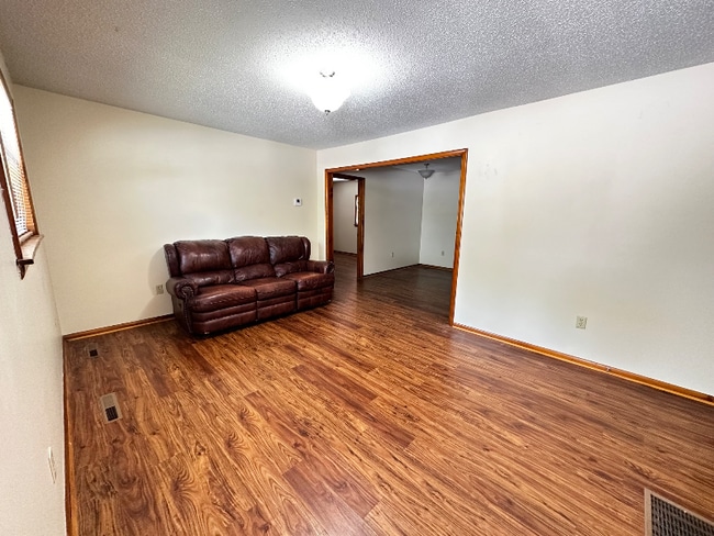 Building Photo - 5 Pleasant Ridge Dr