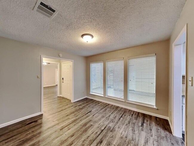 Building Photo - 1403 Ravenscourt Dr