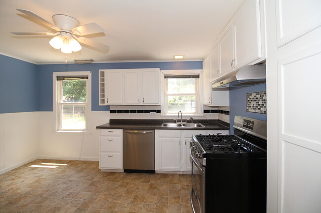 Building Photo - Cute 2 Bedroom Fully Updated
