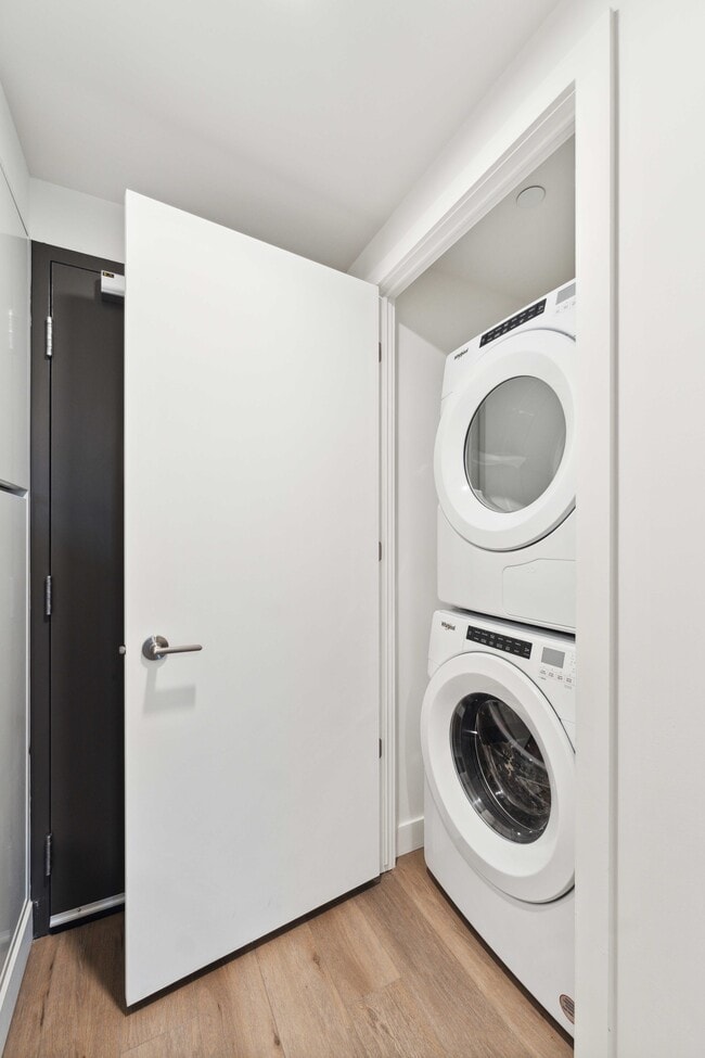 Building Photo - 10 James St