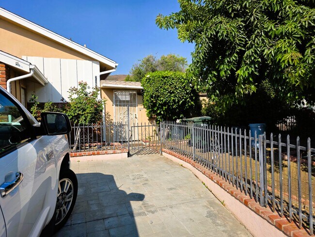 Building Photo - 2493 Los Feliz Dr