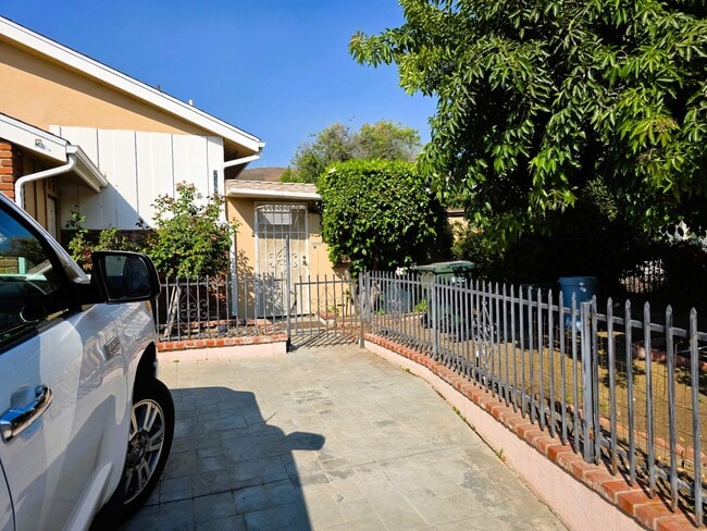 Foto del edificio - 2493 Los Feliz Dr